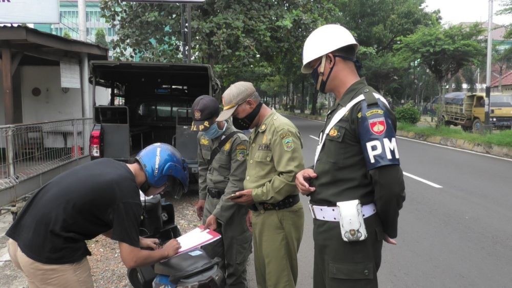Aparat Lakukan Operasi Yustisi PPMK Mikro di Bandung Raya 