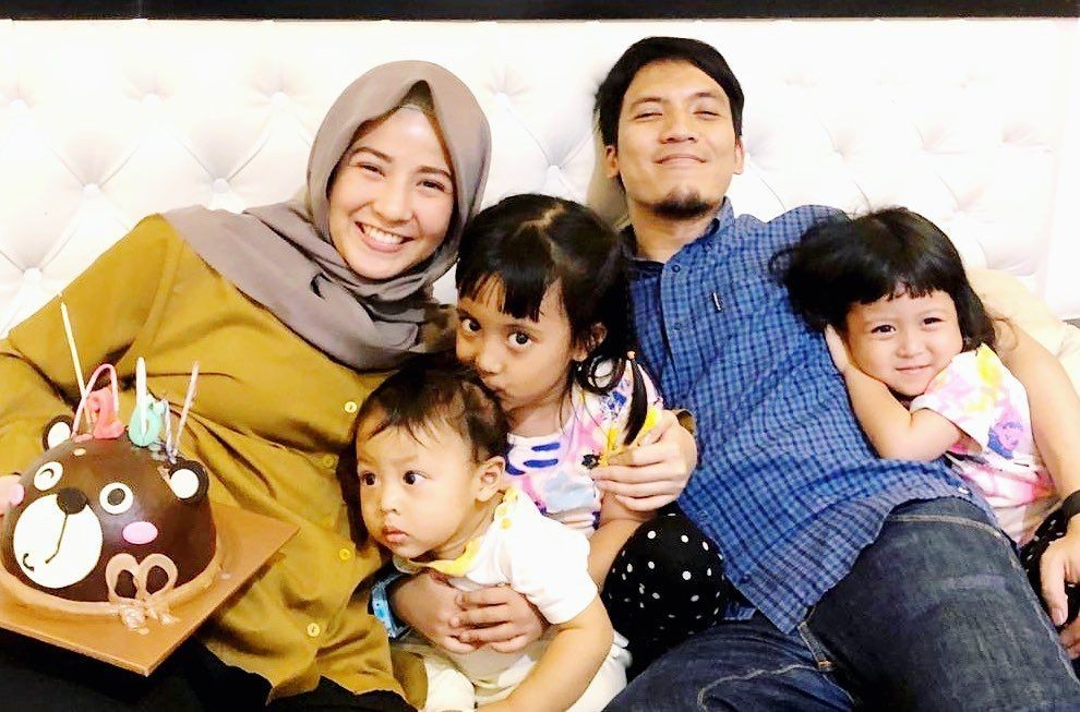 Kocak di TV, 10 Momen Manis Desta Saat Momong Anak di Rumah