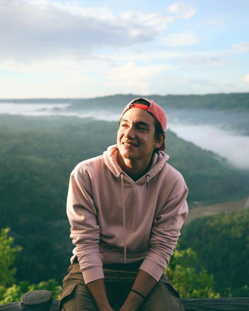 Style Streetwear ala Adipati Dolken, Pengin Sontek yang Mana?