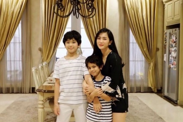 Tajir Melintir, 10 Foto Rumah Mewah Bunga Zainal Istri Sukhdev Singh