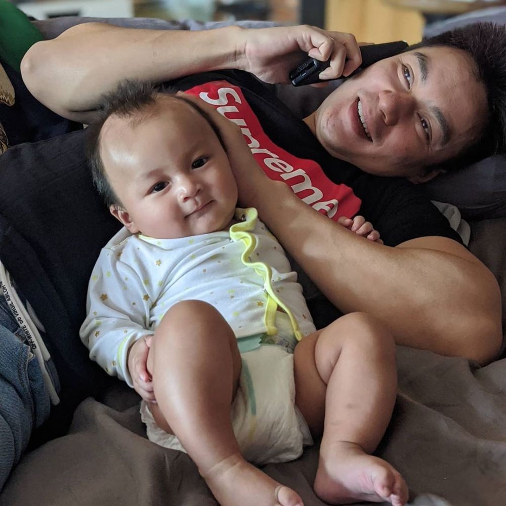 10 Ekspresi Kocak Anak Baim Wong dengan Baju Koko, Gemas!