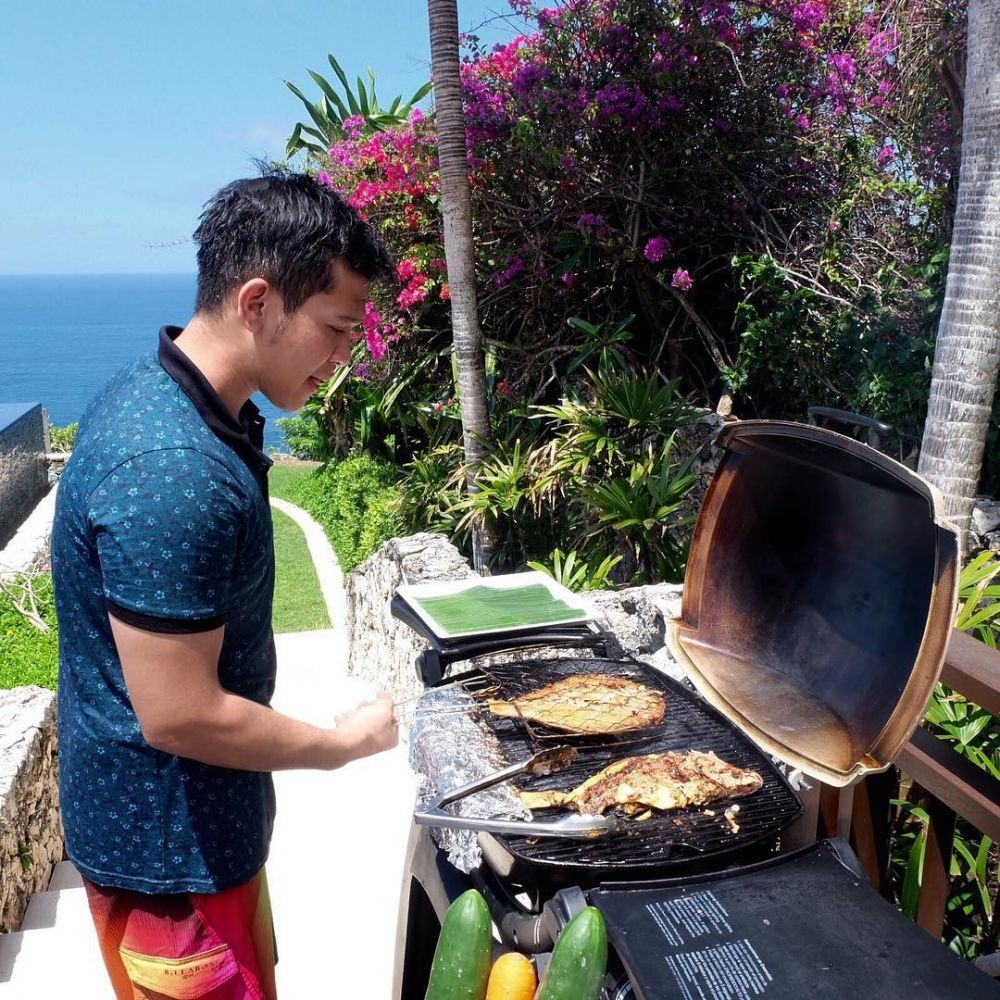 Gak Nyangka, 10 Potret Seleb Pria Jago Masak di Dapur