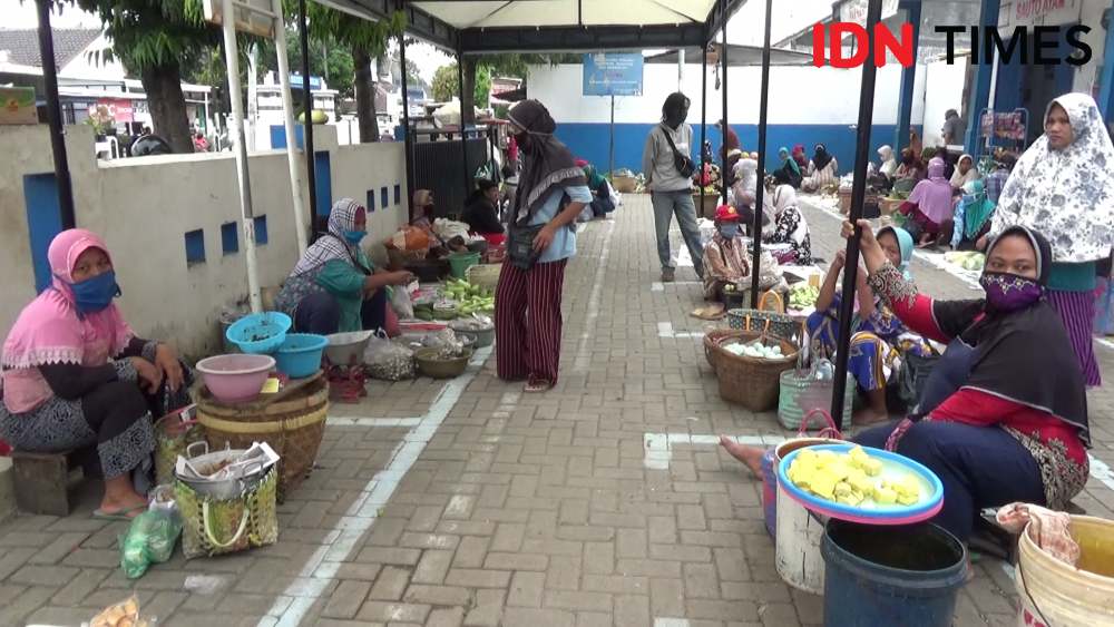 PSBB, Pasar Tradisional di Tegal Ikut Terapkan Physical Distancing