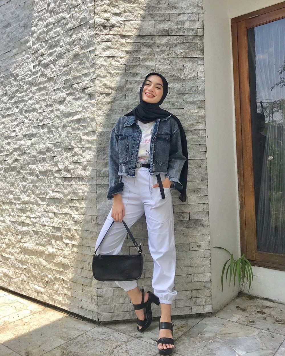 10 Gaya Hijab Monokrom ala Adiva Selsa, OOTD Minimalis nan Modis