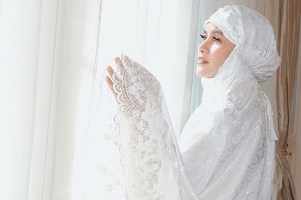 Syahrini dan 6 Seleb Ini Bisnis Mukena Jelang Lebaran, Berminat Beli?
