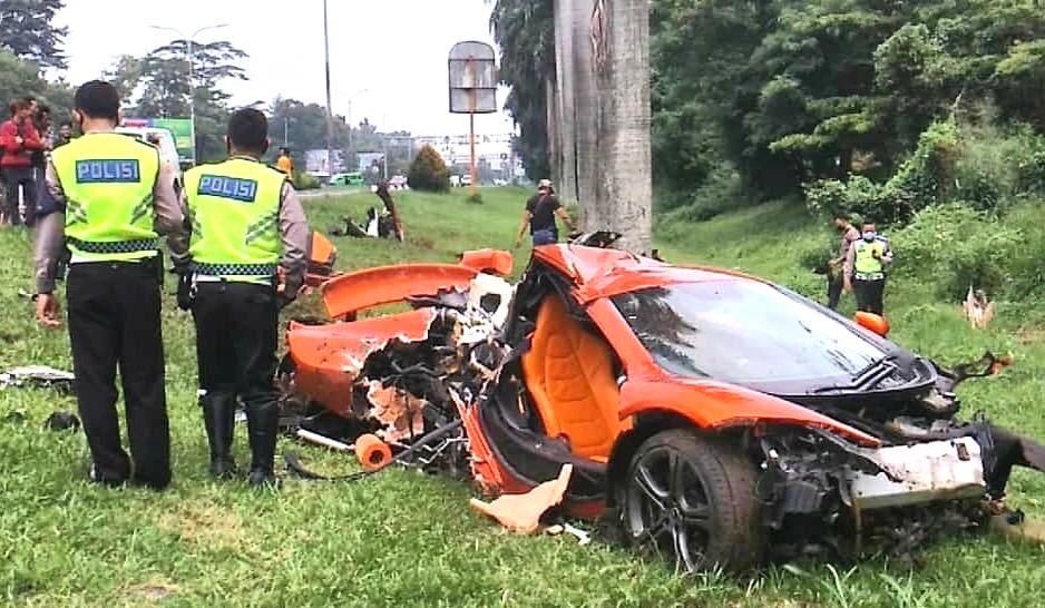 Mobil Sport McLaren Kecelakaan di Tol Jagorawi, Begini Kronologinya