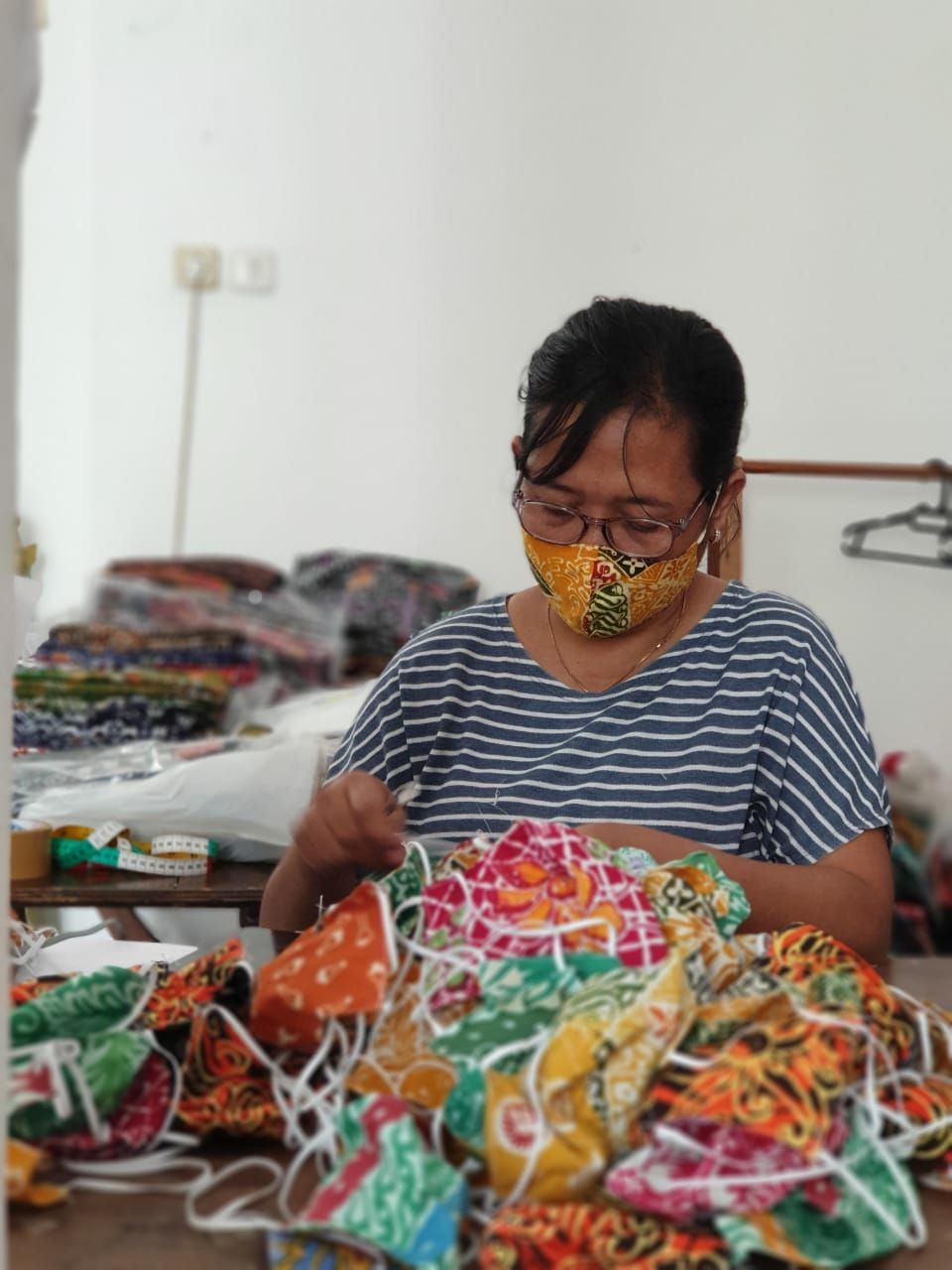 Putar Otak Pelaku UMKM di Surabaya, Inovasi Produksi Masker Batik