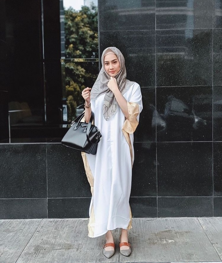 Anggun Berhijab, 10 Potret Adu Gaya Anya Geraldine Vs Awakrin