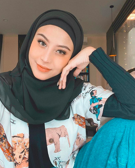 Anggun Berhijab, 10 Potret Adu Gaya Anya Geraldine Vs Awakrin