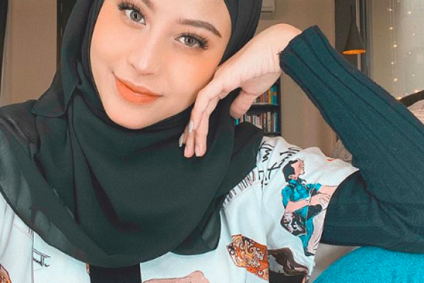 Adu Gaya Jilbab Anya Geraldine Vs Awkarin, Bikin Adem dan Jatuh Hati