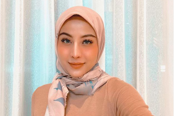 Anggun Berhijab, 10 Potret Adu Gaya Anya Geraldine Vs Awakrin