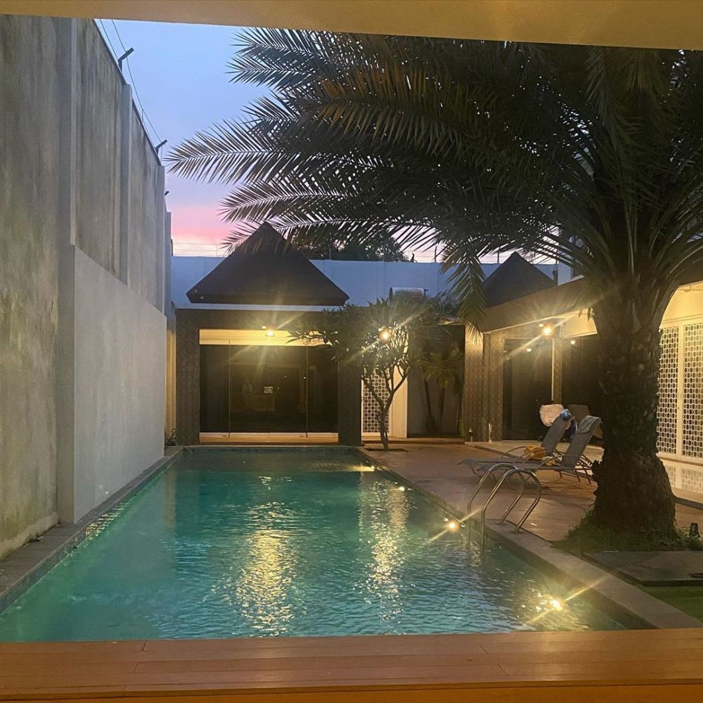 Mewah! 10 Potret Rumah Megah Ustaz Solmed dan April Jasmine