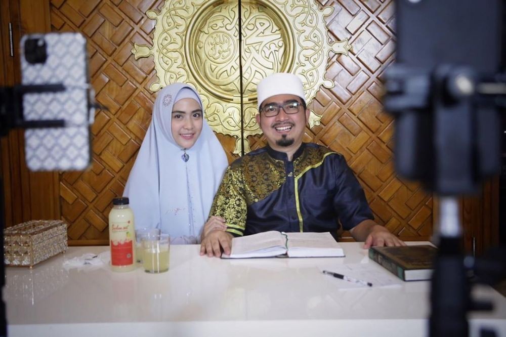 11 Potret Rumah  Mewah  Ustaz Solmed  dan April Jasmine 