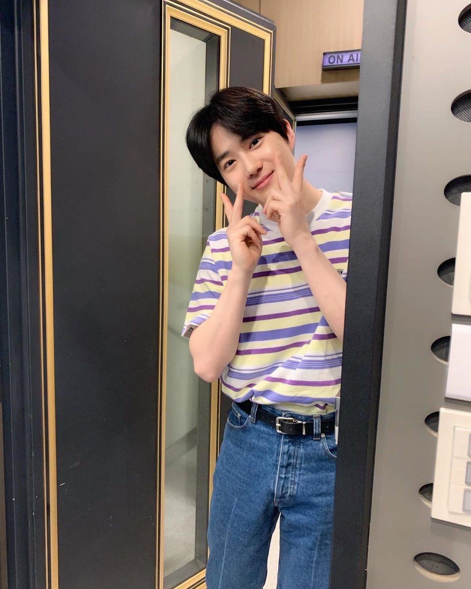 10 Gaya OOTD Suho  EXO  yang  Segera Wamil Kesukaan Para 