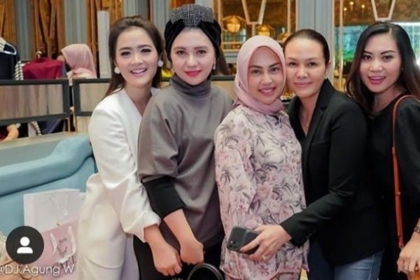 10 Gaya Cetar Heidy Sunan Saat Bertemu Sahabat Sosialitanya