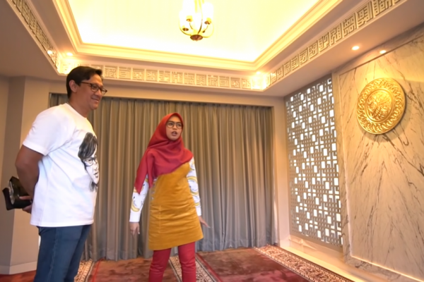 Berlapis Emas, 10 Potret Rumah Megah Presenter Andre Taulany