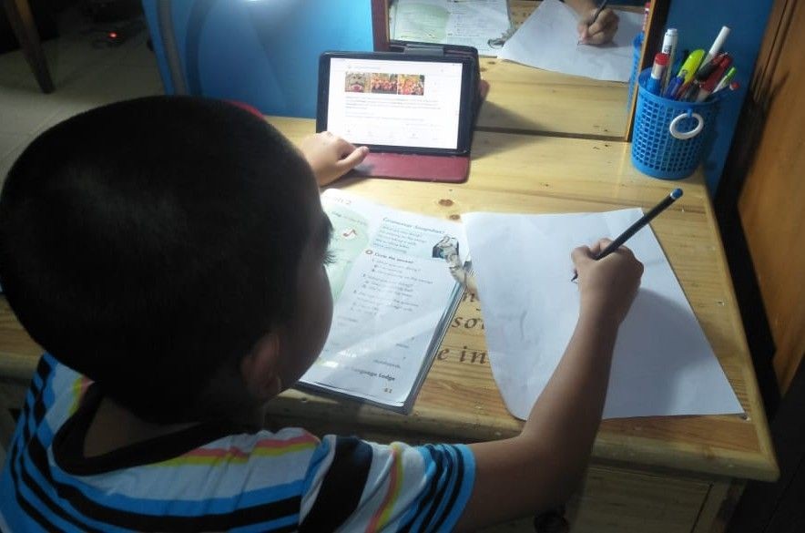 Kisah Pak Guru Kiswanto, Bikin Sekolah Online dari Daerah Transmigrasi