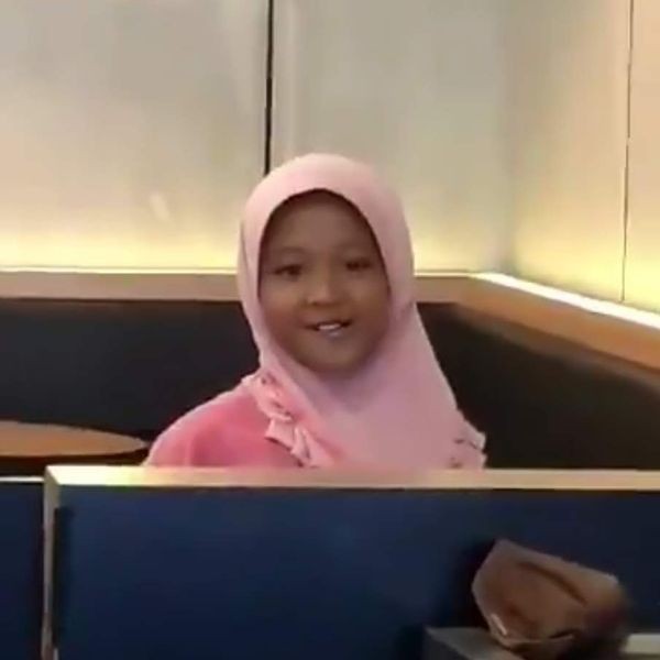 Senyuman Siswa SD Bantu Orangtua Berjualan Camilan di Jakal Yogyakarta