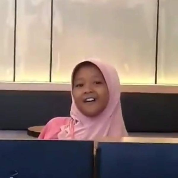 Senyuman Siswa SD Bantu Orangtua Berjualan Camilan di Jakal Yogyakarta