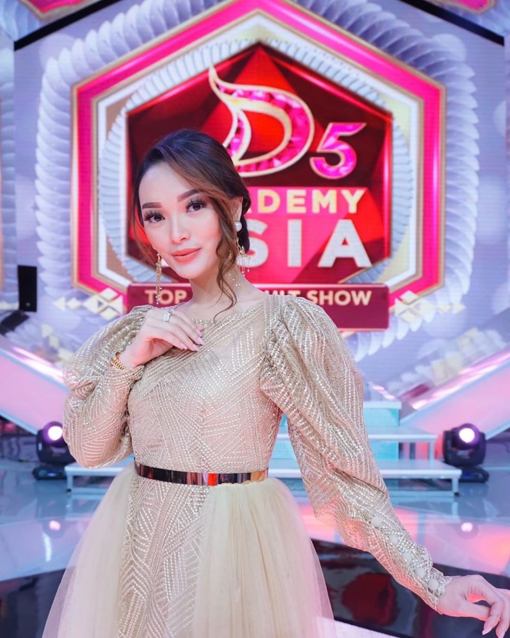 Sempat Jadi Buruh dan Sopir, 10 Artis Ini Sekarang Terkenal
