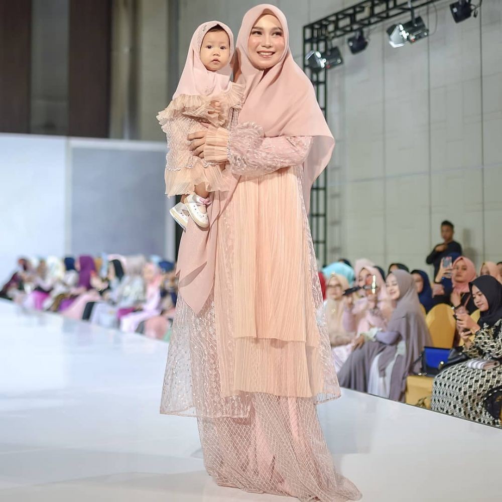 10 OOTD Busana Elegan Puput Melati dari Gamis sampai Tunik