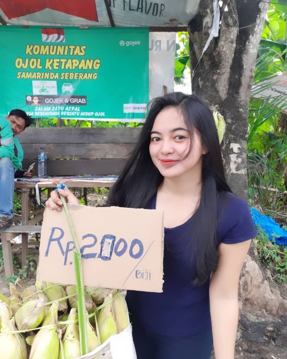 10 Potret Diana Ela Sari Penjual Kelapa Muda Yang Mencuri Perhatian