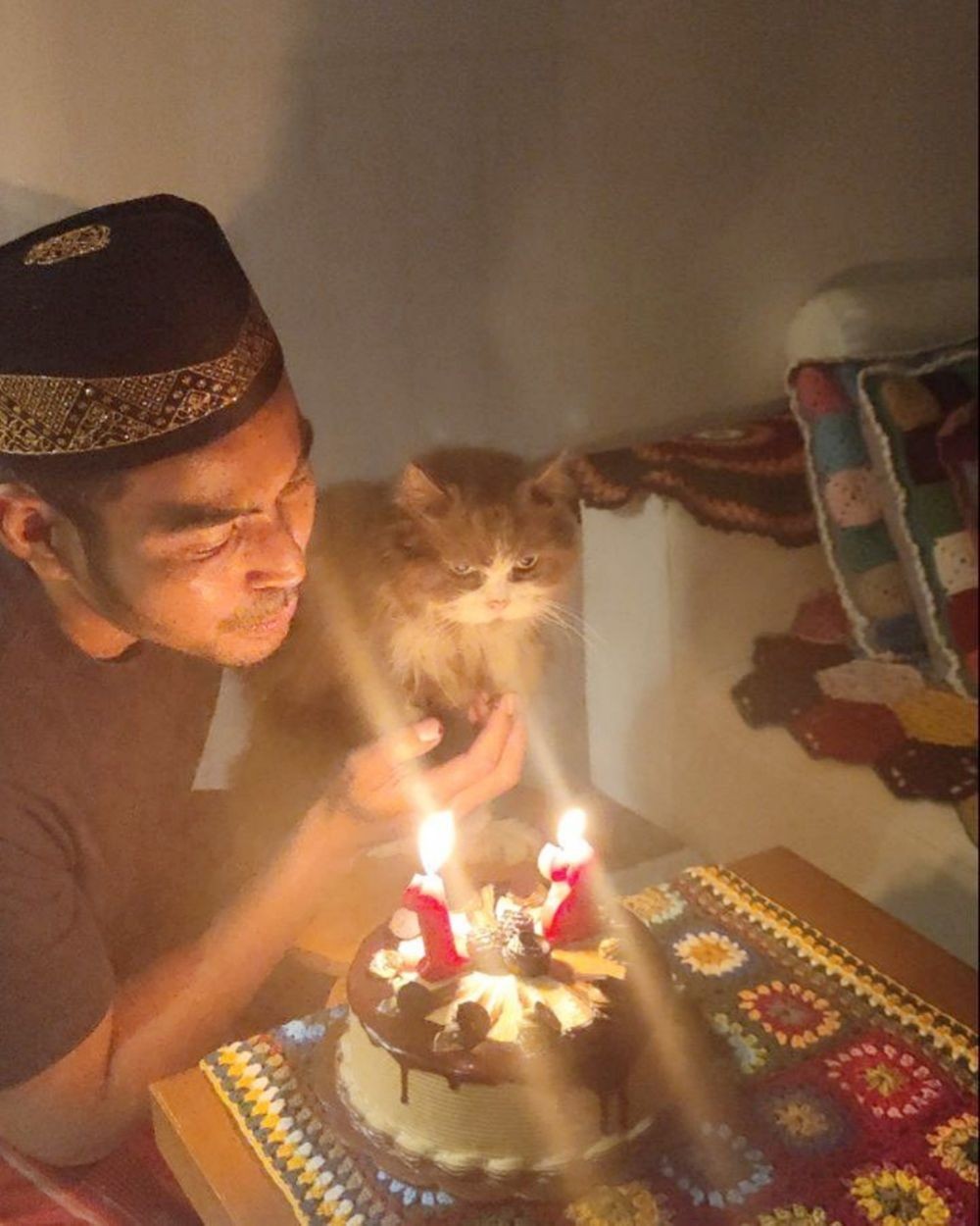 10 Potret Gemas Robby Purba Bareng Kummy Chan, Kucing Kesayangannya