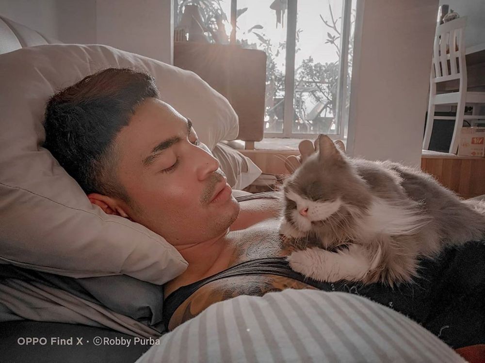 10 Potret Gemas Robby Purba Bareng Kummy Chan, Kucing Kesayangannya