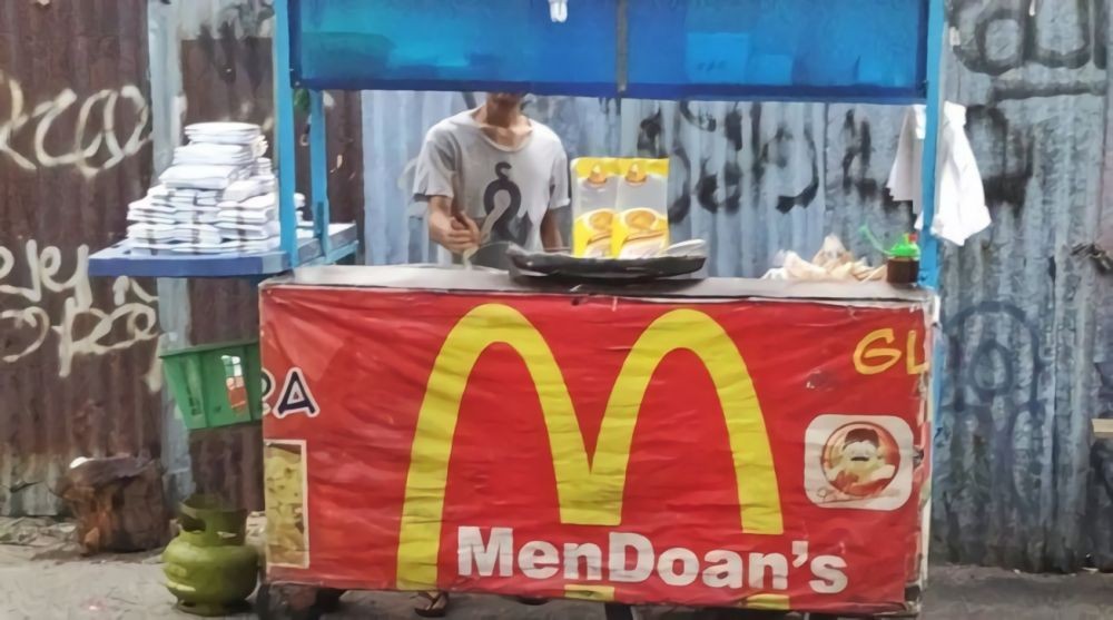 Logo Usaha Jualan Ini Bikin Salfok, Mirip Banget dengan Aslinya