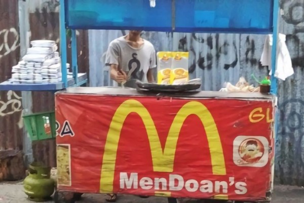 Logo Usaha Jualan Ini Bikin Salfok, Mirip Banget dengan Aslinya