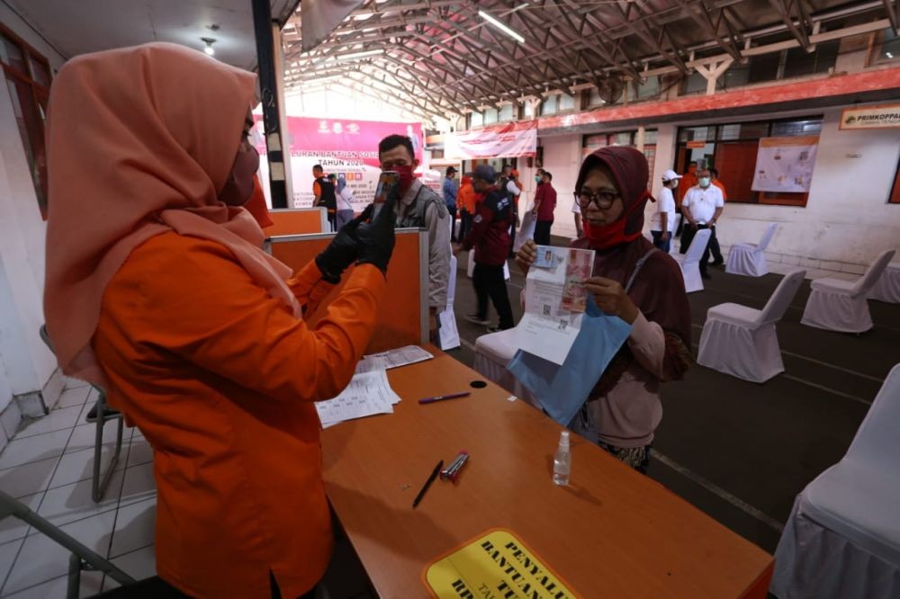 BLT Minyak Goreng Mulai Cair, Warga Semarang Antre Berjam-jam