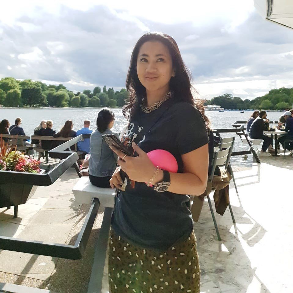 10 Pesona Manis Istri Taufik Hidayat, Ami Gumelar yang Sederhana Abis