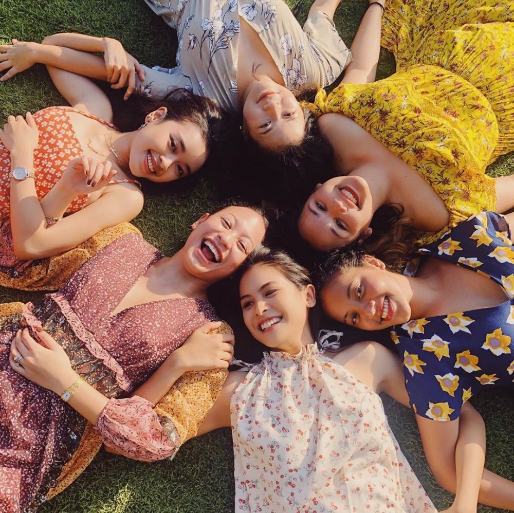 10 Gaya Liburan Maudy Ayunda yang Simpel dan Menawan Bikin Jatuh Cinta