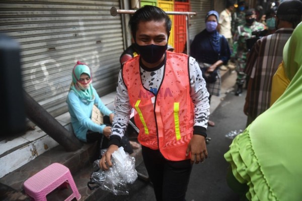 Satpol PP DKI Jaring 52 Orang di Pasar Senen yang Tak Pakai Masker