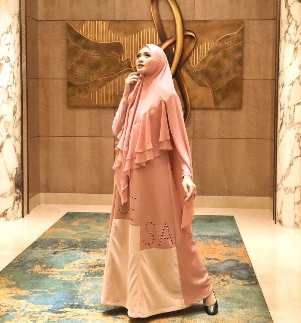 Sontek 10 Gaya OOTD Hijab Dengan Gamis Ala Donita, Pas Buat Lebaran!