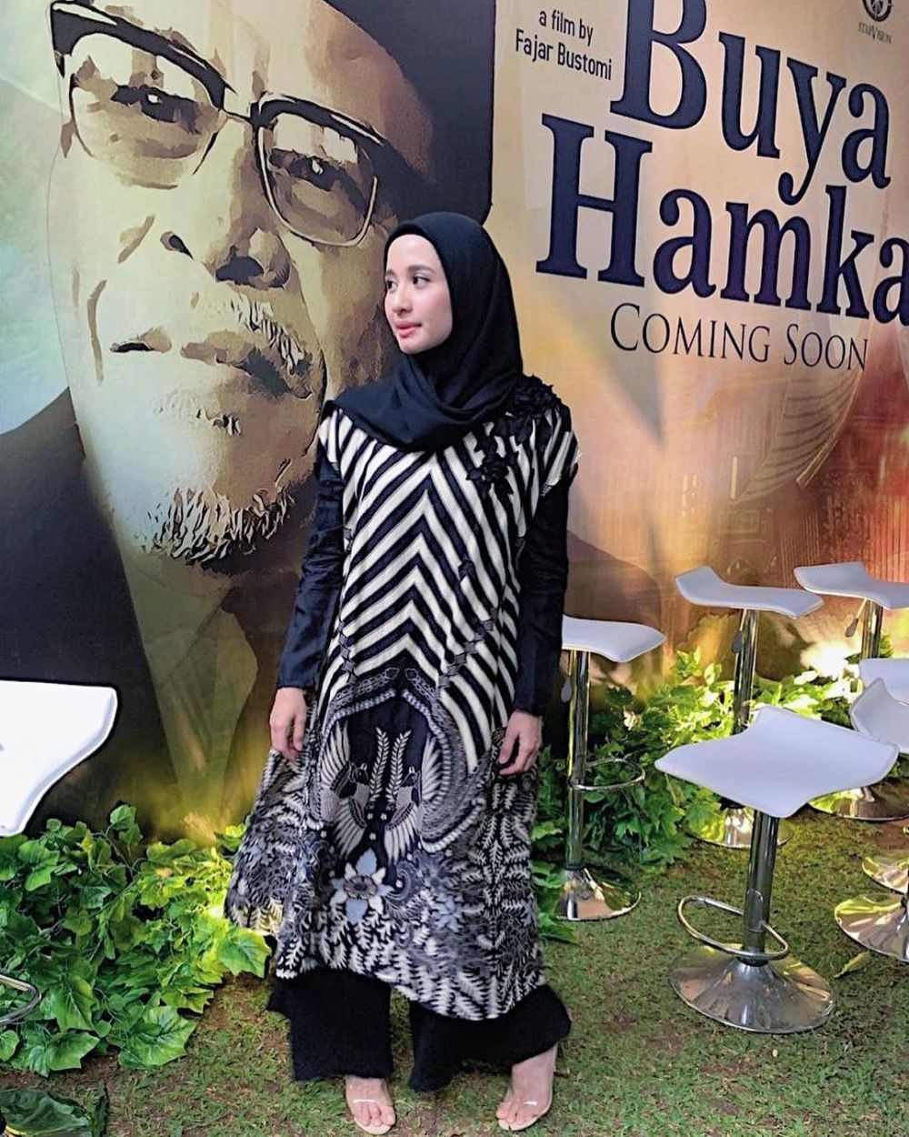 Sontek Inspirasi OOTD Hijab Monokrom  ala Laudya Cynthia Bella