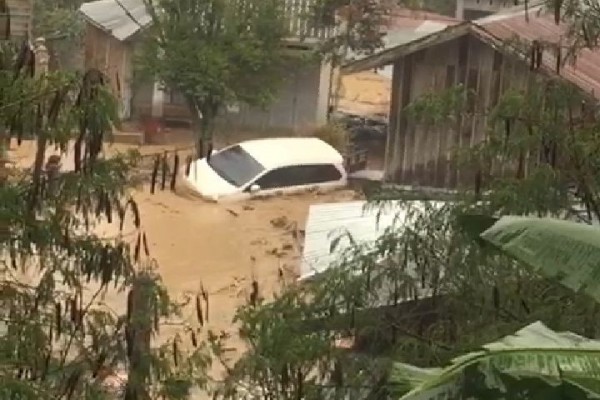 Aceh Tengah Dilanda Banjir Bandang, Rumah dan Mobil Terseret Air