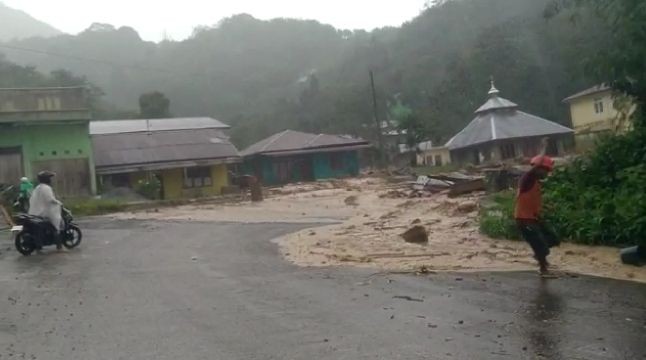 Aceh Tengah Dilanda Banjir Bandang, Rumah dan Mobil Terseret Air