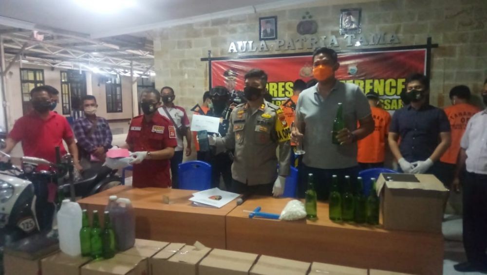 10.140 Botol Miras Oplosan dari Makassar Gagal Dikirim ke Kendari