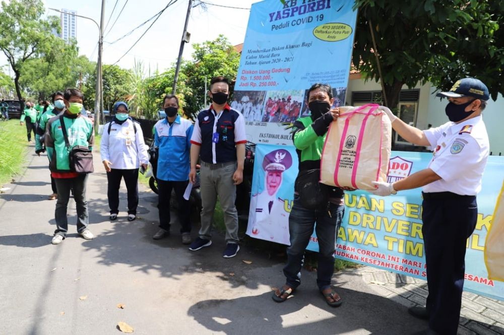 500 Ojol di Surabaya Terima Paket Sembako 