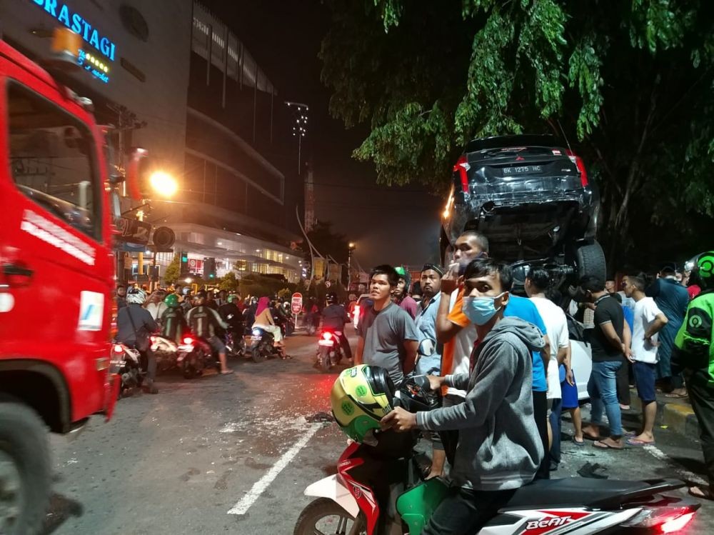 Diseruduk Truk di Ringroad, Mobil Pajero Nangkring di Atas Honda Jazz