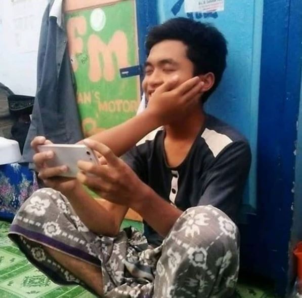 10 Potret Ketahuan Jomblo Ini Bikin Auto Nangis di Pojokan