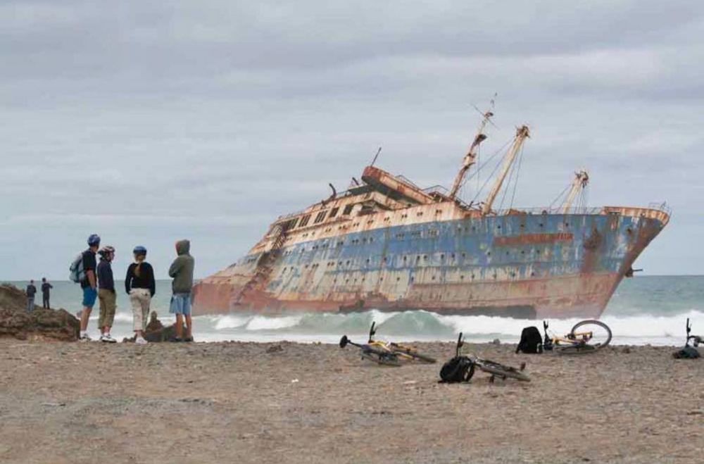 10 Pantai dengan Kapal Terdampa Misteriusnya!