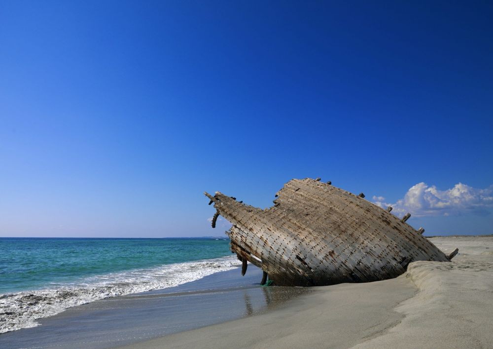 10 Pantai dengan Kapal Terdampar di Dunia, Simak Cerita Misteriusnya!