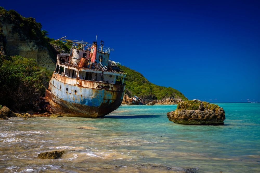 10 Pantai dengan Kapal Terdampar di Dunia, Simak Cerita Misteriusnya!