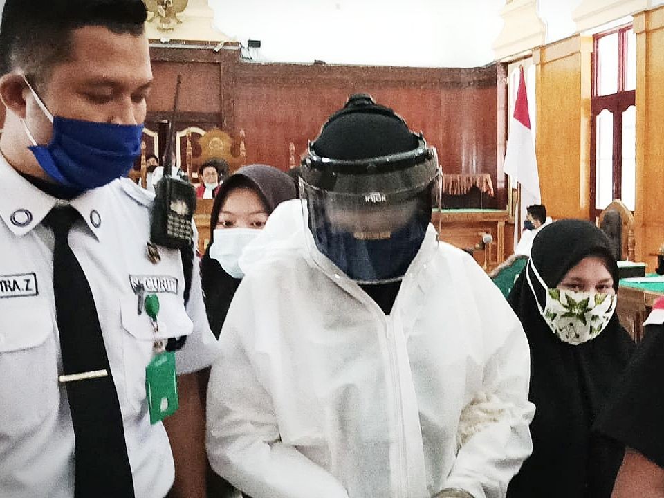 Sidang Pembunuhan Hakim Jamaluddin, Zuraida Cs Pakai Baju Hazmat