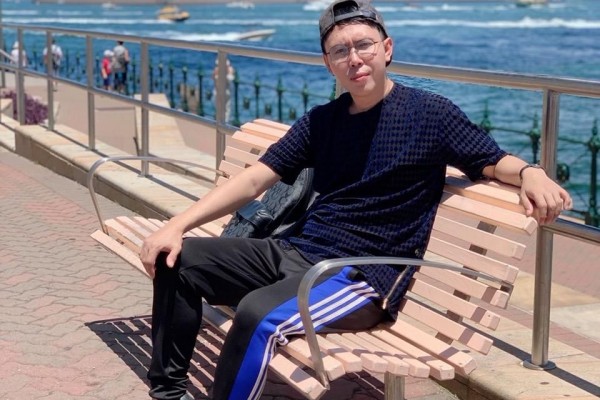 Dari Hobi Traveling, Mister Randii Kini Jadi YouTuber dan Pengusaha