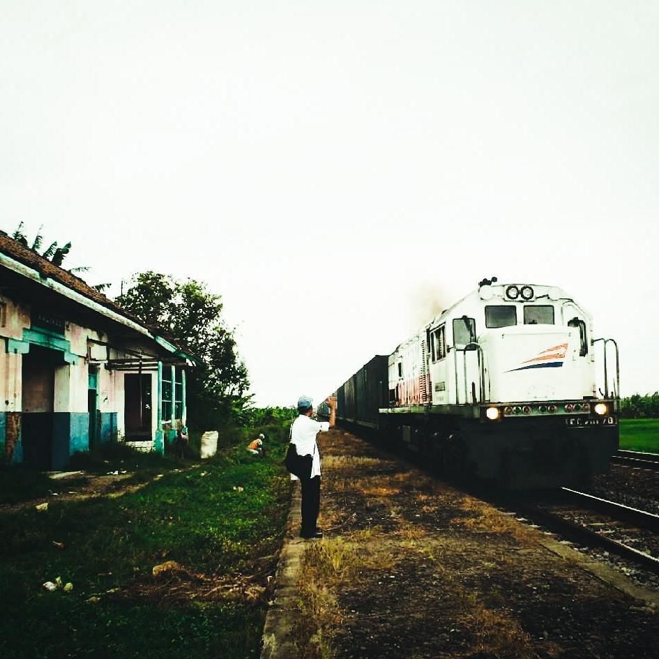 10 Stasiun Kereta Api Indonesia Yang Terkenal Horor Bikin Merinding