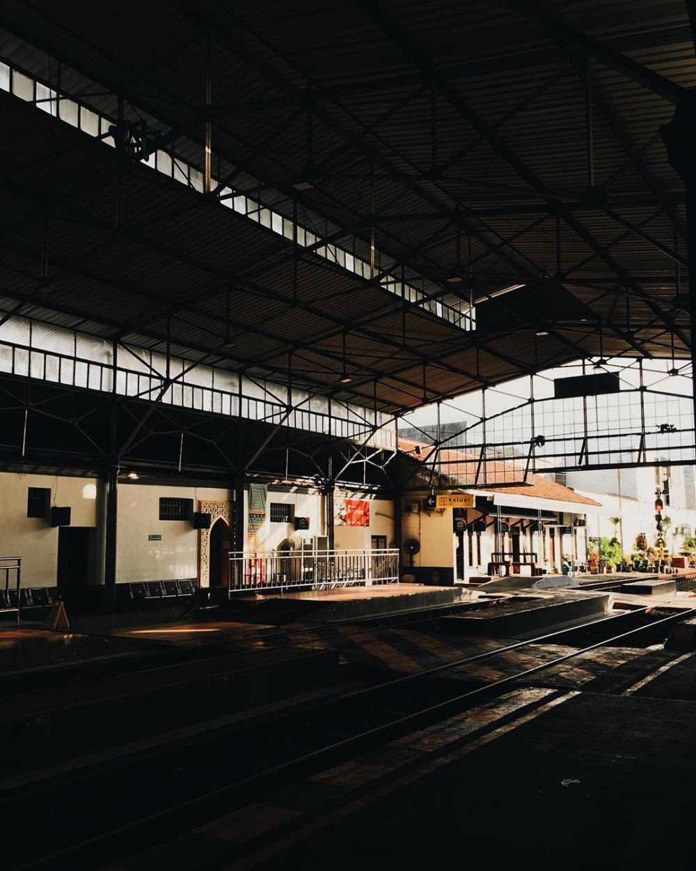 10 Stasiun Kereta Api Indonesia yang Terkenal Horor, Bikin Merinding! 