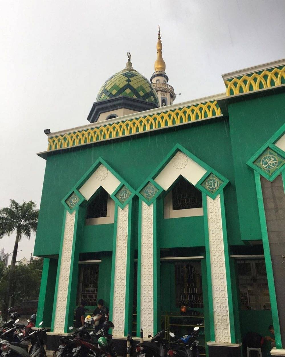 9 Masjid Di Indonesia Yang Menyimpan Cerita Misterius, Pernah Ke Sini?